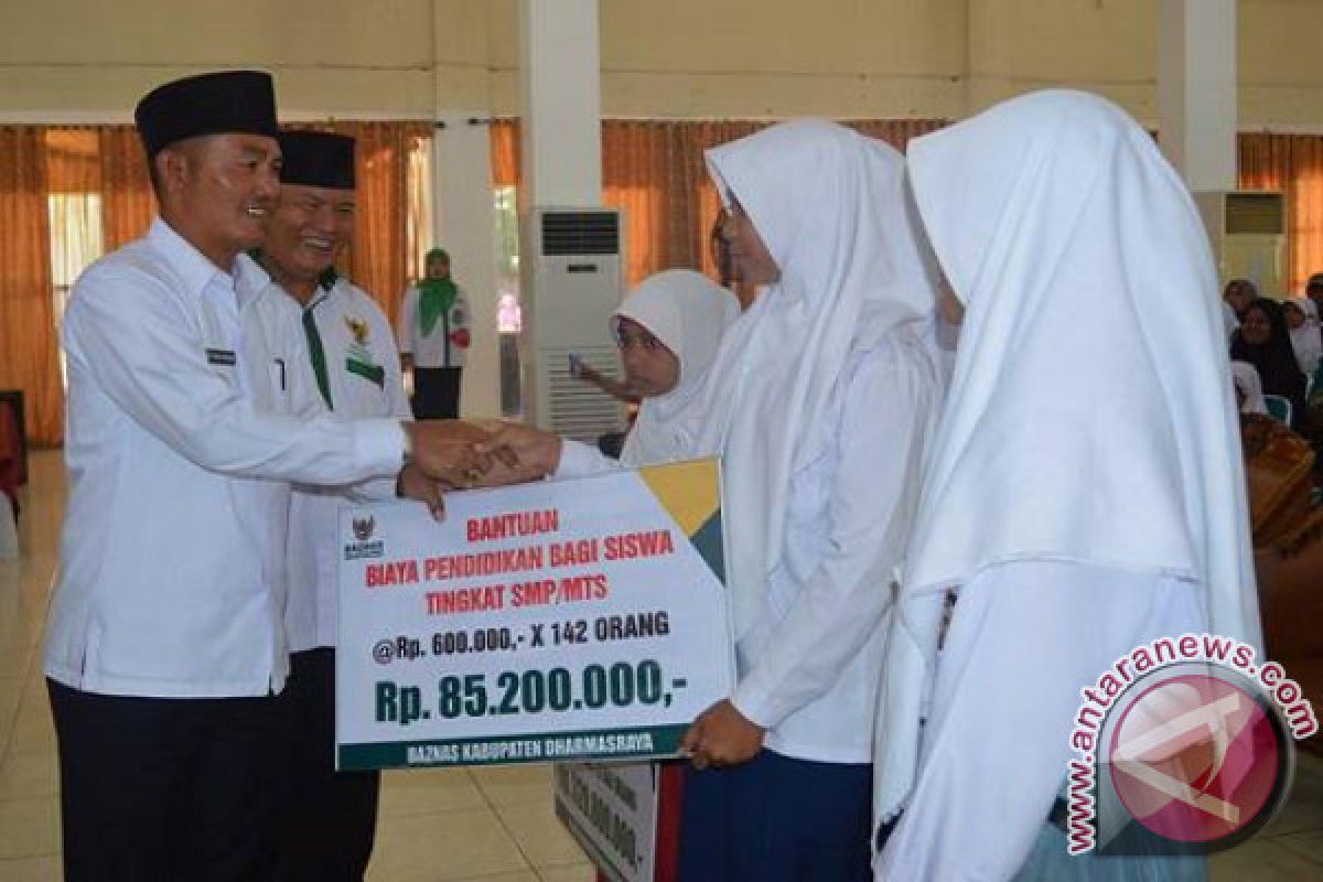 812 Orang Penerima, Wabup Dharmasraya Salurkan Beasiswa Baznas