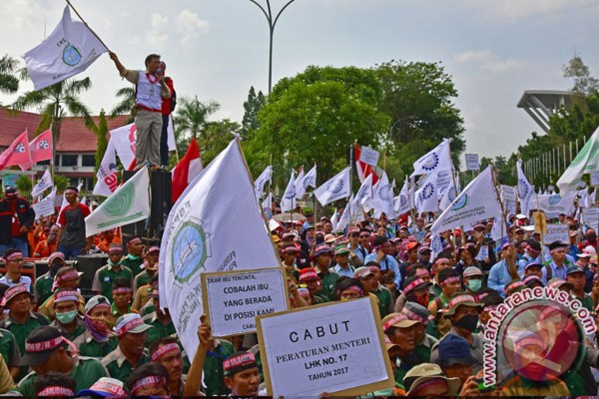 Ribuan pekerja RAPP aksi tolak Permen LHK