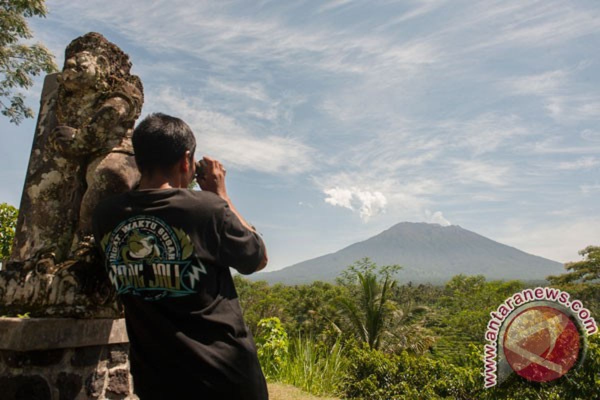 Status Gunung Agung siaga, puluhan pengungsi masih di Mataram