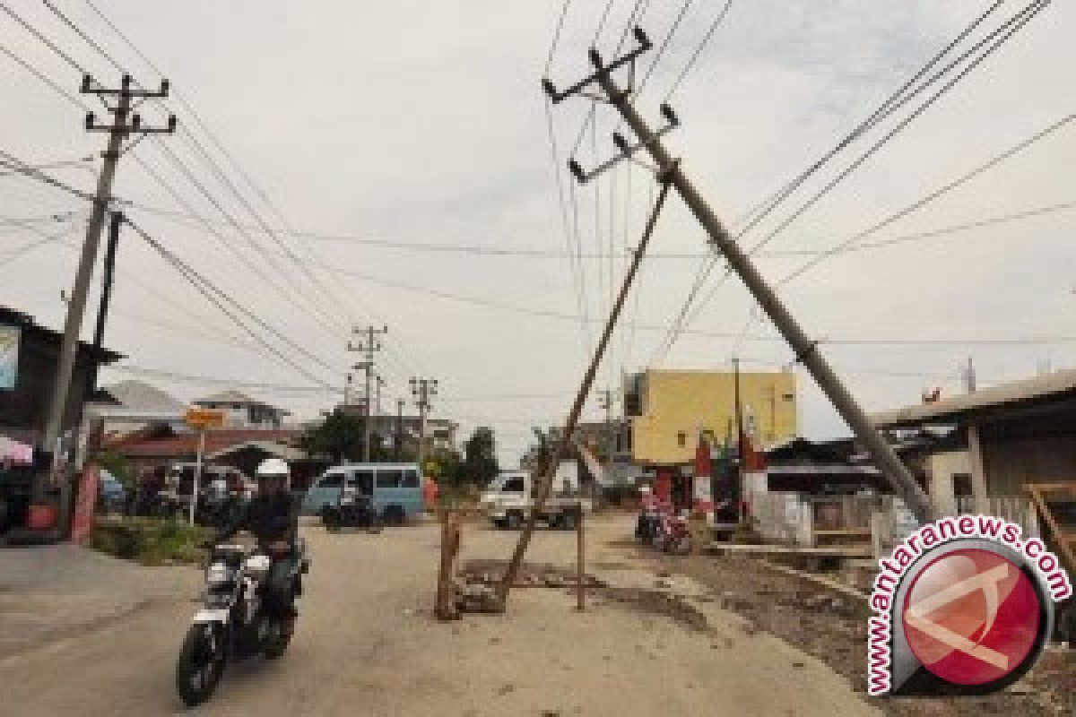 178 Tiang Listrik di Pesisir Selatan Dipindahkan Akibat Pelebaran Jalinsum