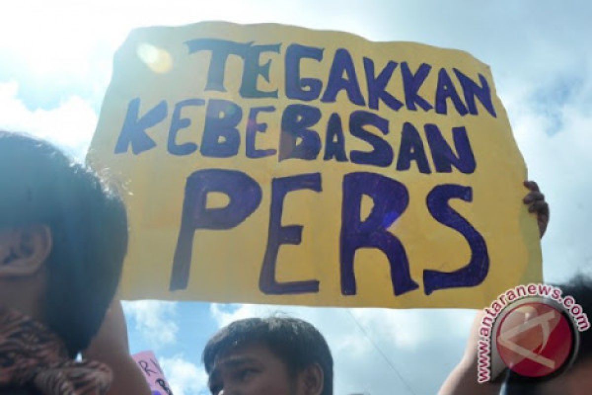 Dua wartawan foto diintimidasi oleh polisi saat meliput kericuhan