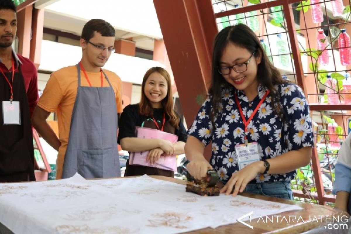 12 Mahasiswa Asing Ikuti Kursus Batik