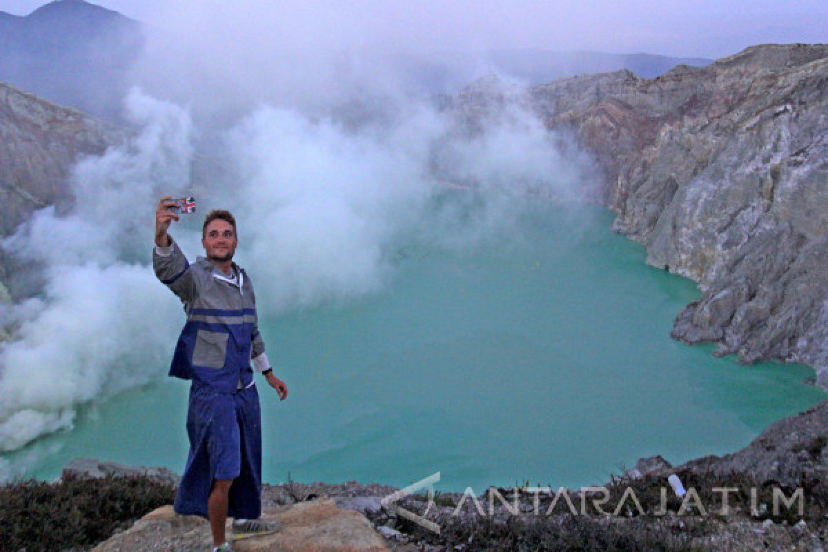 Kawah Ijen Dibuka Secara Terbatas Mulai 6 April 2018