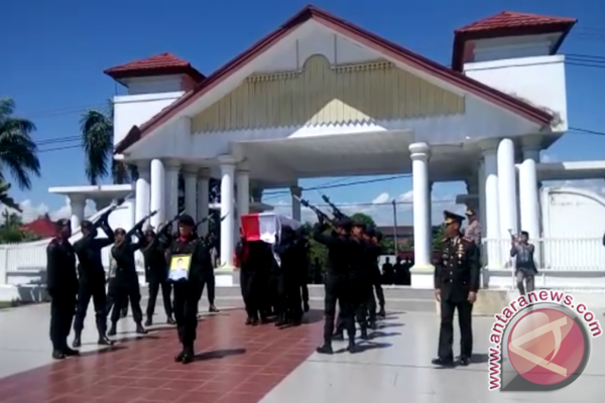 Polisi Gugur Di Papua Dimakamkan di Makam Pahlawan