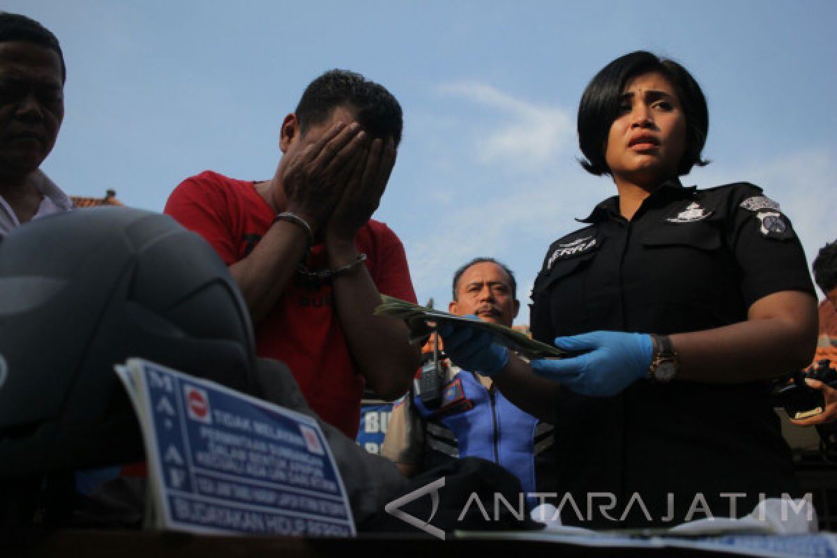 Polisi Surabaya Ringkus Pencuri 100 Unit Ponsel
