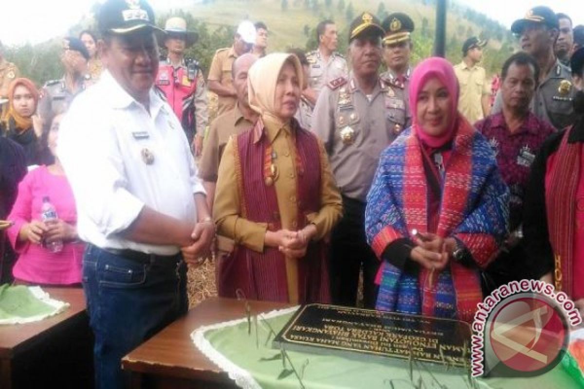 Isteri Kapolri Kagumi Keindahan Danau Toba