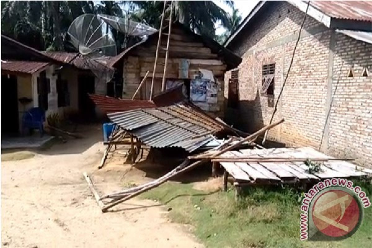 12 Rumah Rusak Akibat Angin Kencang