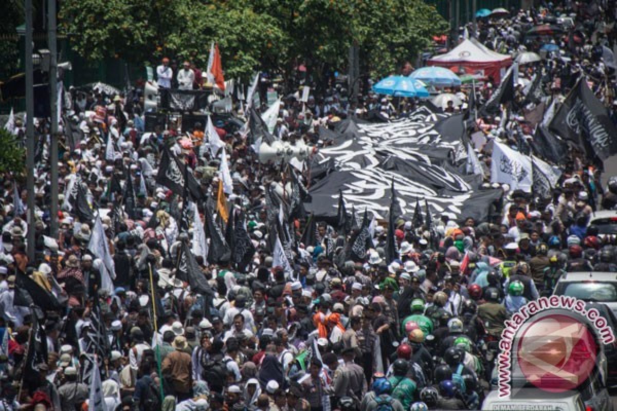 Polda Metro Kerahkan Pasukan Bersorban dan Berpeci di DPR