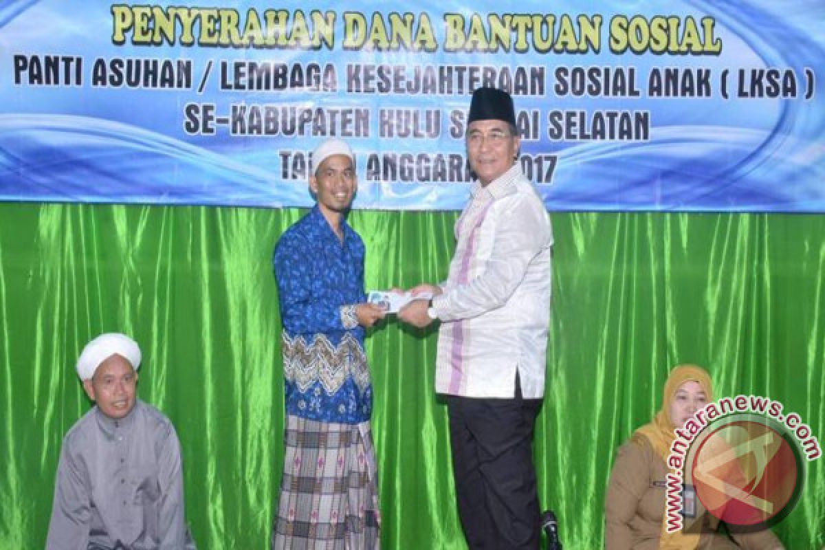 Bupati HSS Serahkan LKSA Kandangan dan Angkinang