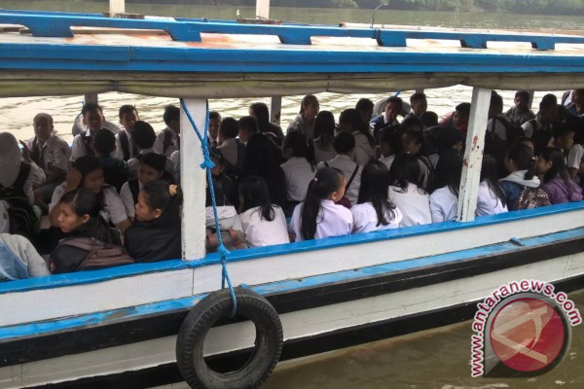 Kapal Jadi Angkutan Favorit Pelajar Mahakam Ulu