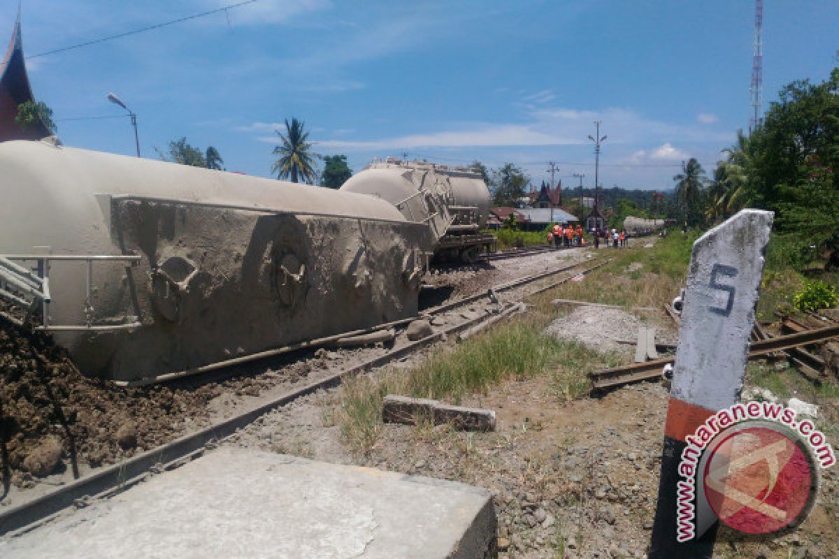 Kereta Api Pengangkut Semen Curah Terguling