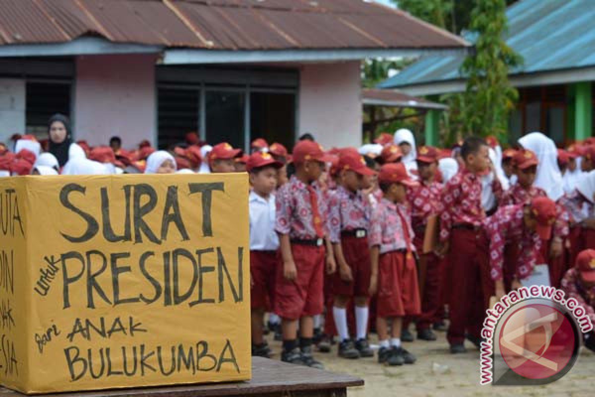 Ratusan Siswa Bulukumba Tulis Surat Untuk Presiden