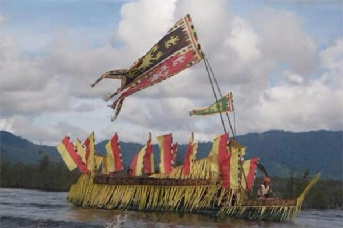 Perahu Hias Iringi Motor Bandong Danau Sentarum 