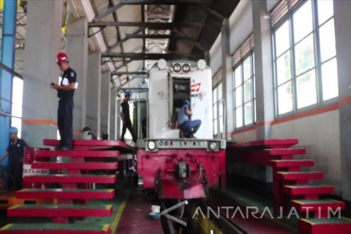 Hadapi Natal, KAI Madiun Lakukan Perawatan Lokomotif (Video)