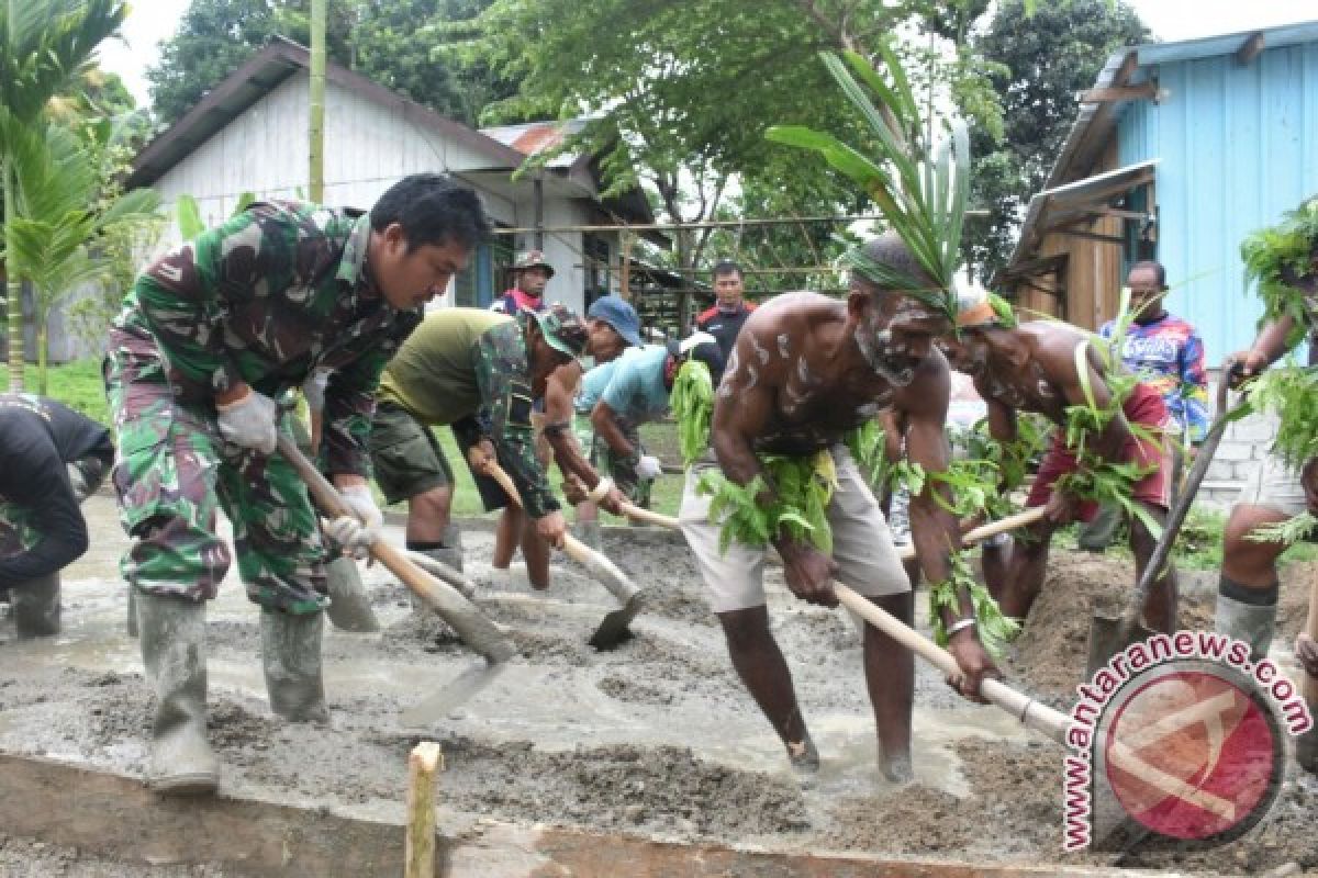 Senyum TNI bersama warga korban banjir bandang Wasior