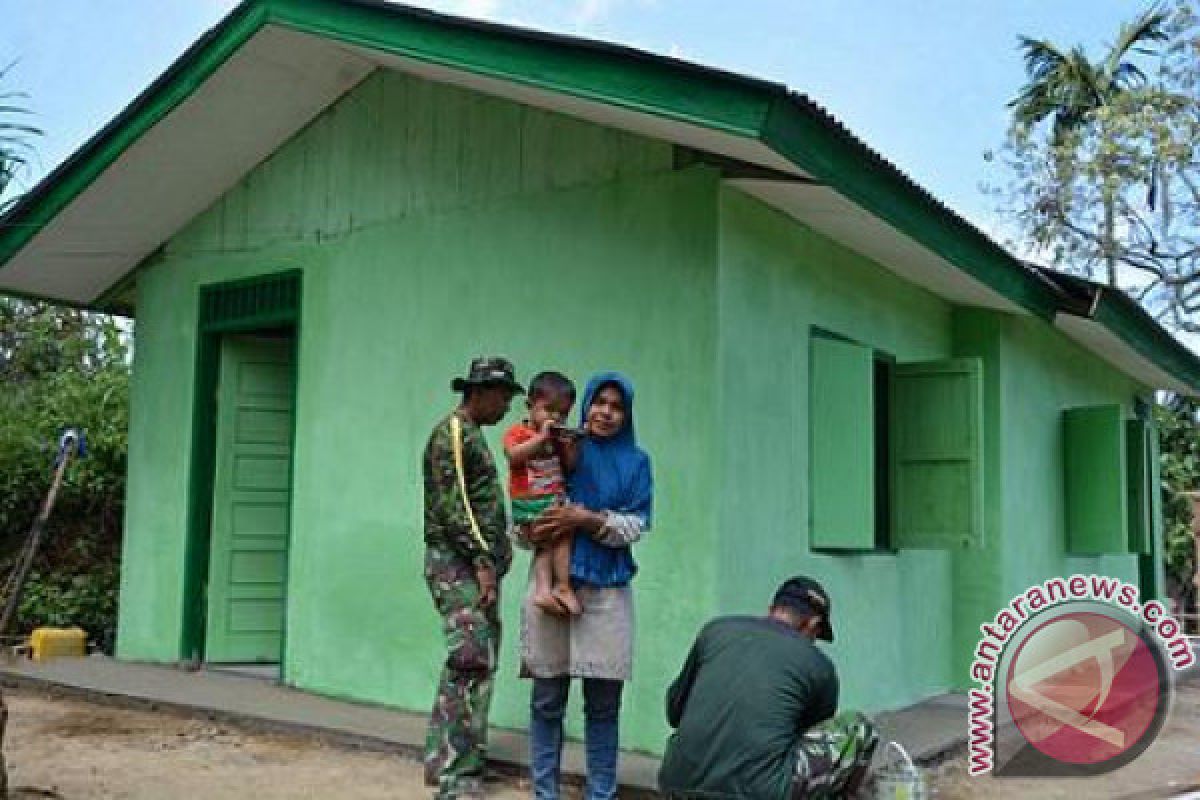 Warga Terharu dan Bangga Rumahnya Direnovasi Tentara