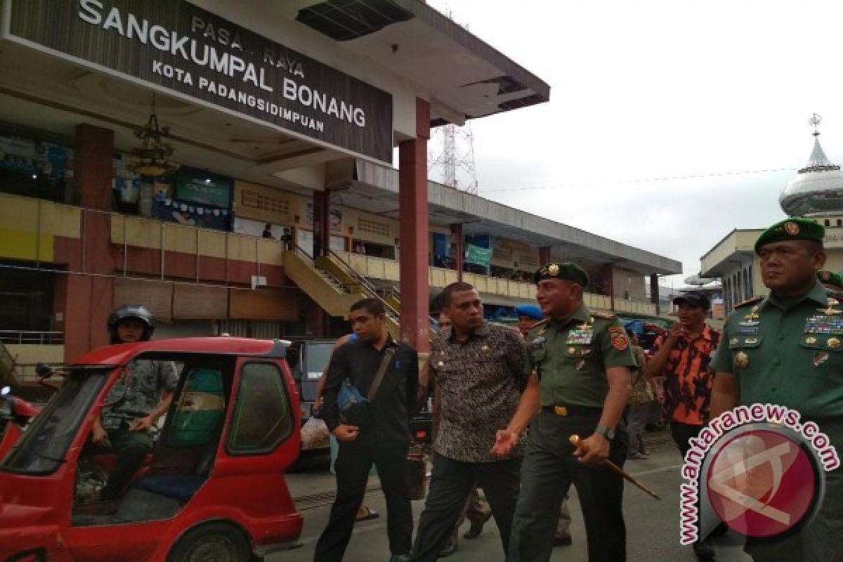 Pangkostrad Blusukan ke Pasar Sangkumpal Bonang Padangsidimpuan