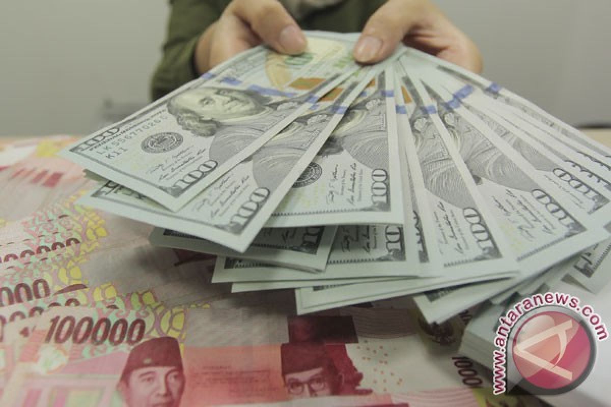 Rupiah Jumat pagi melemah empat poin