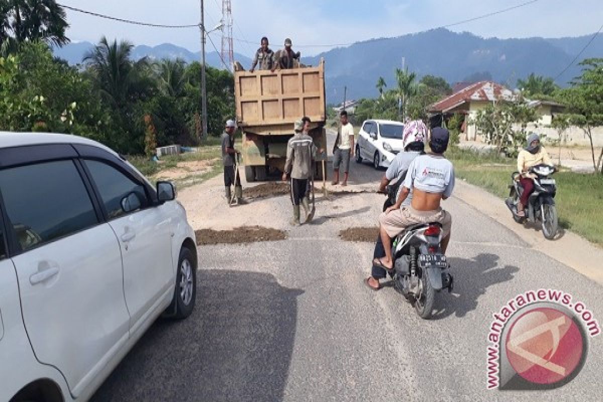 Tiba-tiba Jalan ke Mapolres Tapteng Ditimbun