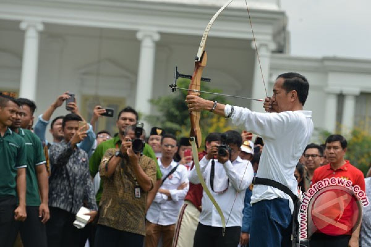 President releases arrow at bali art parade