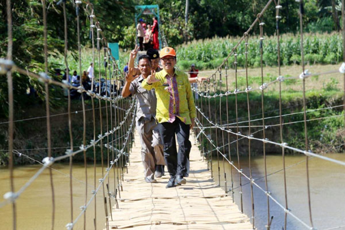 Warga Perdesaan Pringsewu Lampung Kini Menikmati Jembatan Gantung  