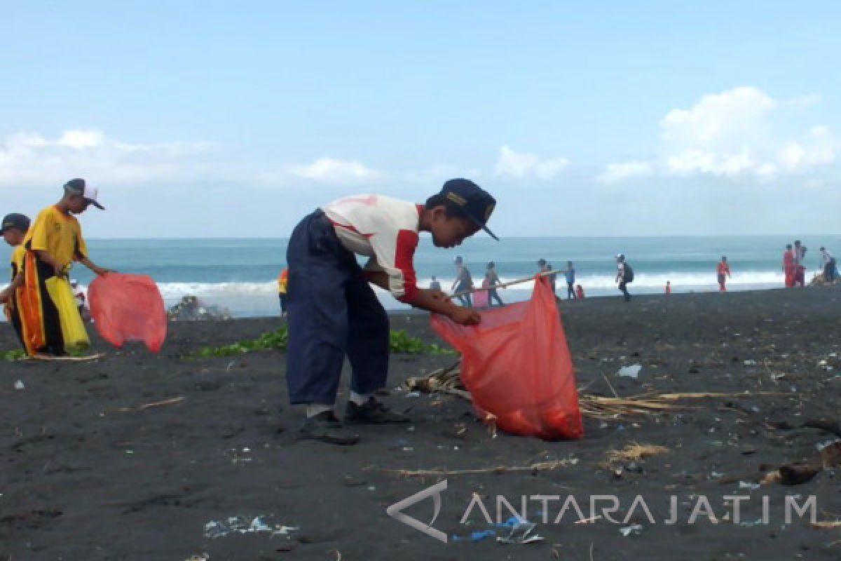 Peringati Sumpah Pemuda, Pelajar Kencong Jember Bersihkan Pantai Paseban (Video)