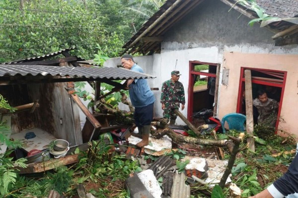 One Dead, One Injured In Landslide In Purworejo, Central Java