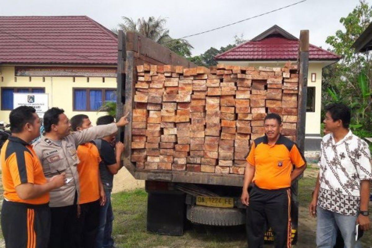 Polisi Barito Selatan Amankan 8 Kubik Kayu Olahan 