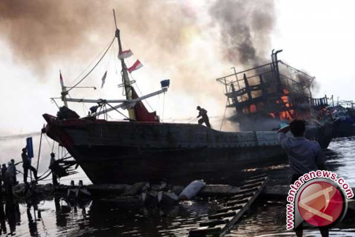 Satu kapal penumpang terbakar di Laut Jawa