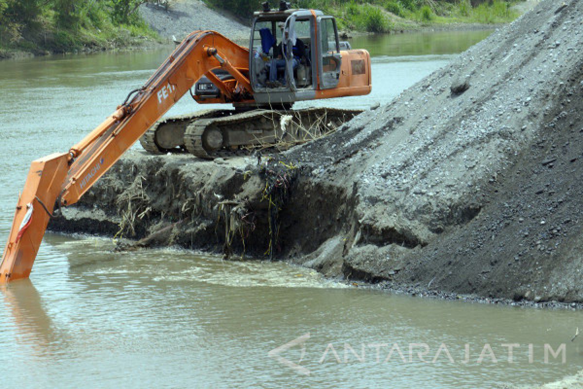 Bupati Tulungagung Perintahkan Pengairan Evaluasi Penambang Pasir Ilegal (Video)