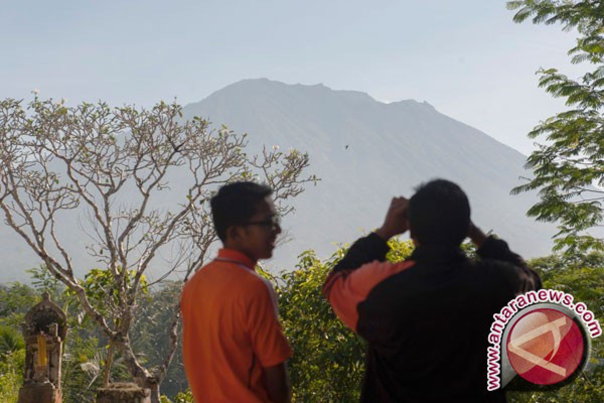 Status Gunung Agung Diturunkan Menjadi Siaga