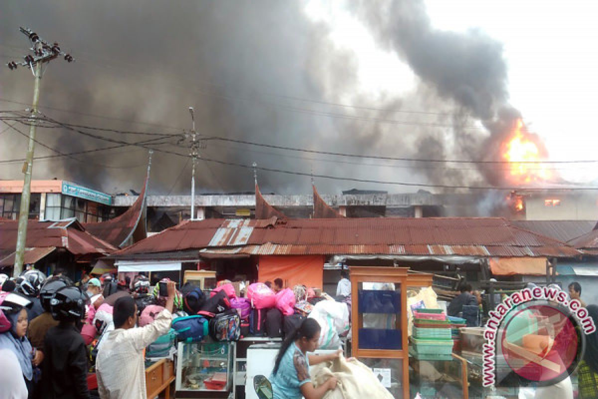 Pasar Atas Bukittinggi Terbakar, Pedagang Panik Selamatkan Dagangan