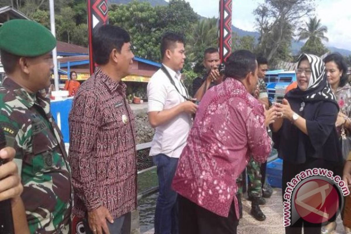 Isteri Pandam I/BB Kunjungi Objek Wisata Samosir