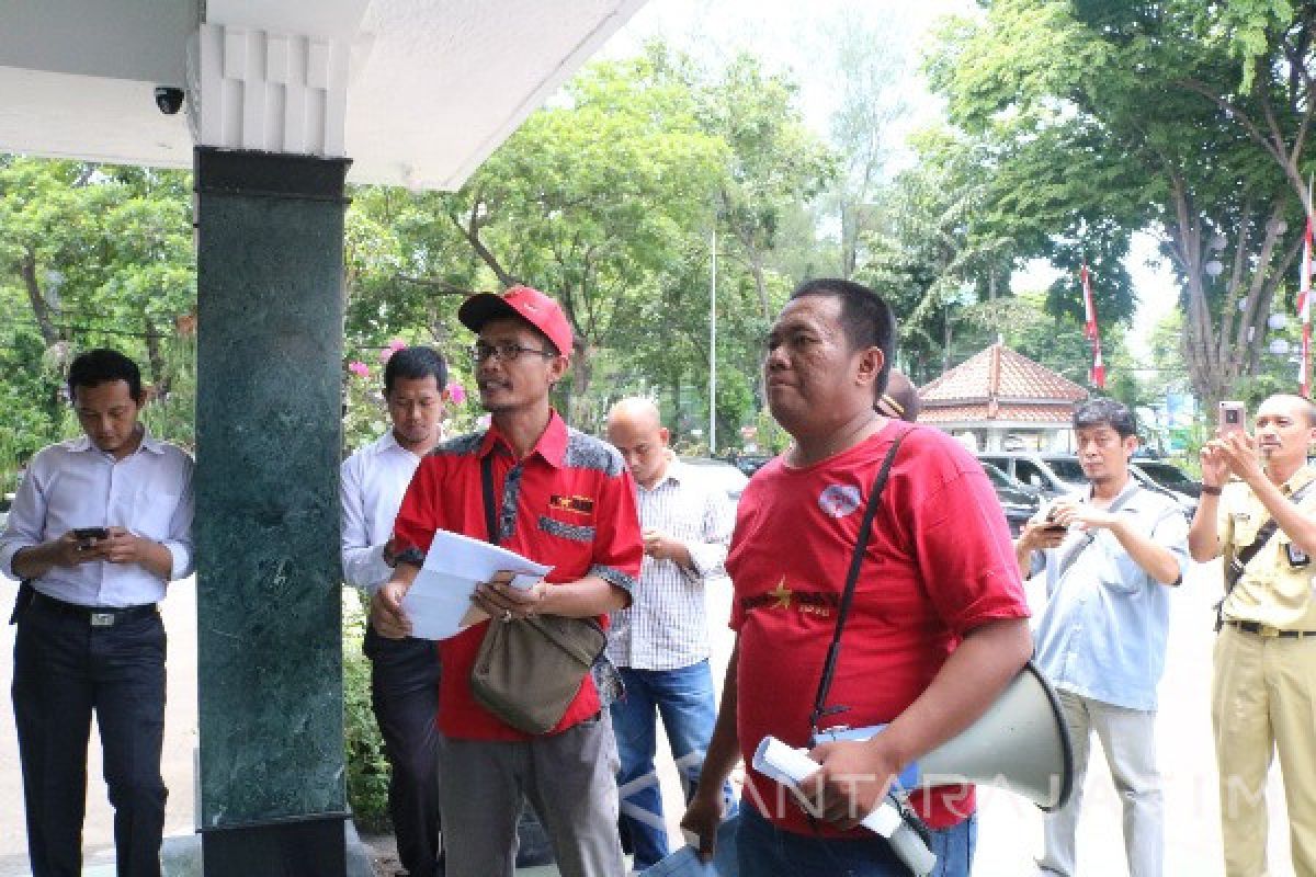 Sejumlah Buruh di Madiun Tuntut Upah Layak