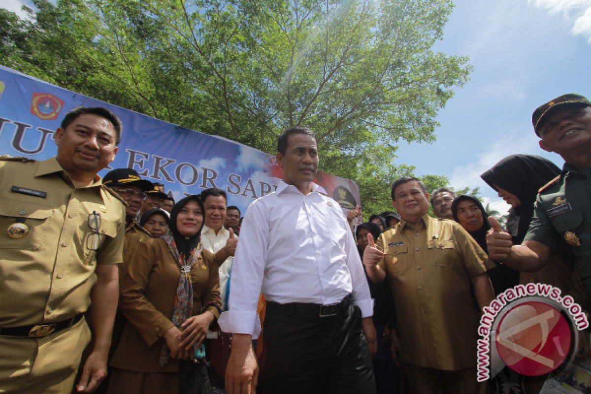 Mentan Berikan Bibit Dan Pupuk Di Gorontalo 