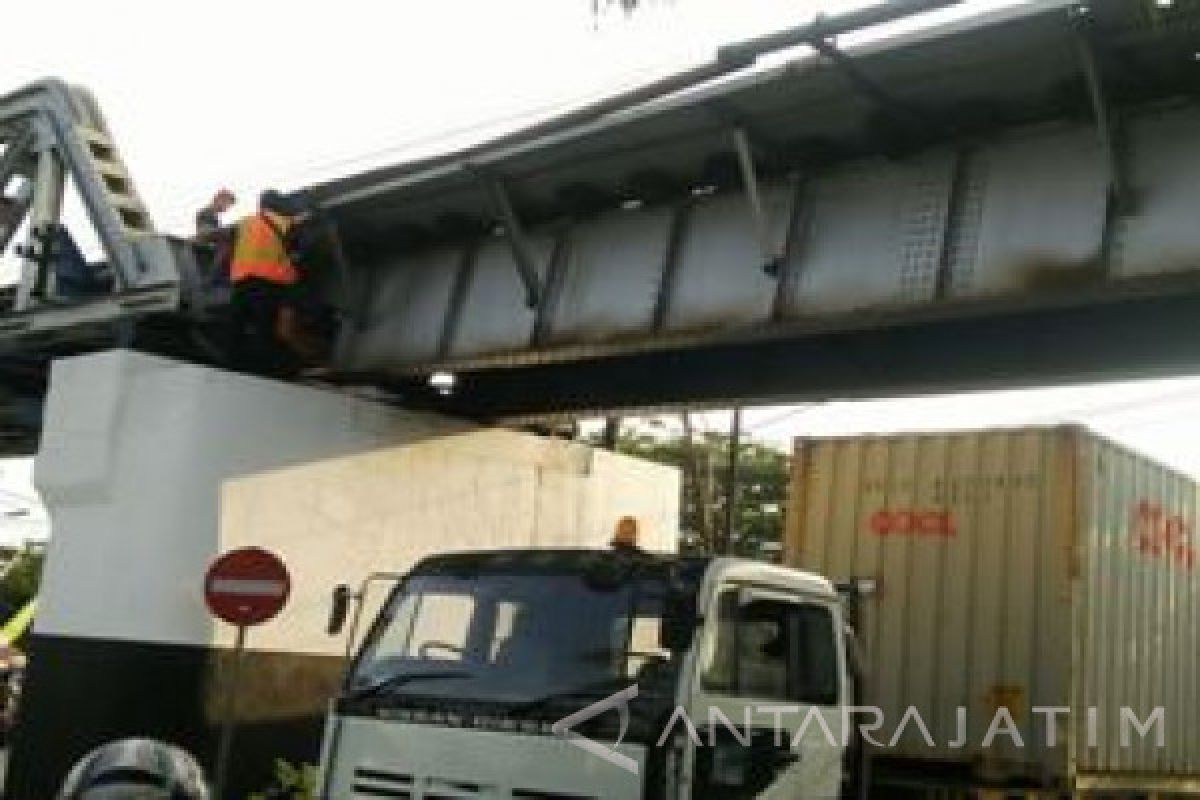 KA Jarak Jauh Tertunda Akibat Jembatan Rel Ditabrak Trailer