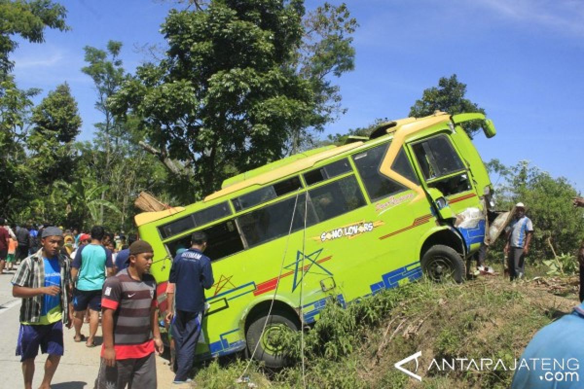 Minibus Tabrak Tebing di Boyolali 2 Tewas