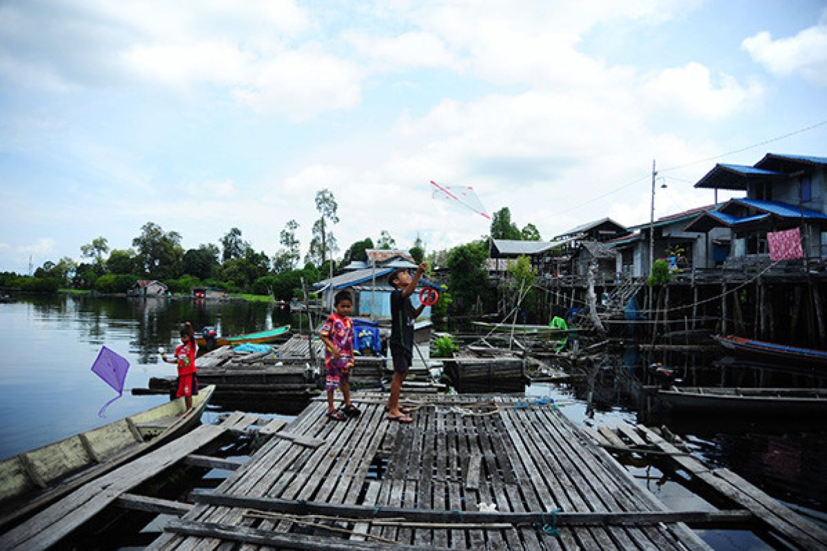 Pokmas Tanjung Lokang: Warga terima bantuan ikan Semah dari TNBKDS