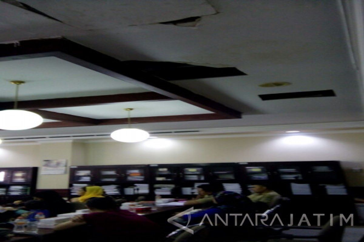 Plafon Ruang Komisi B DPRD Surabaya Rawan Ambrol