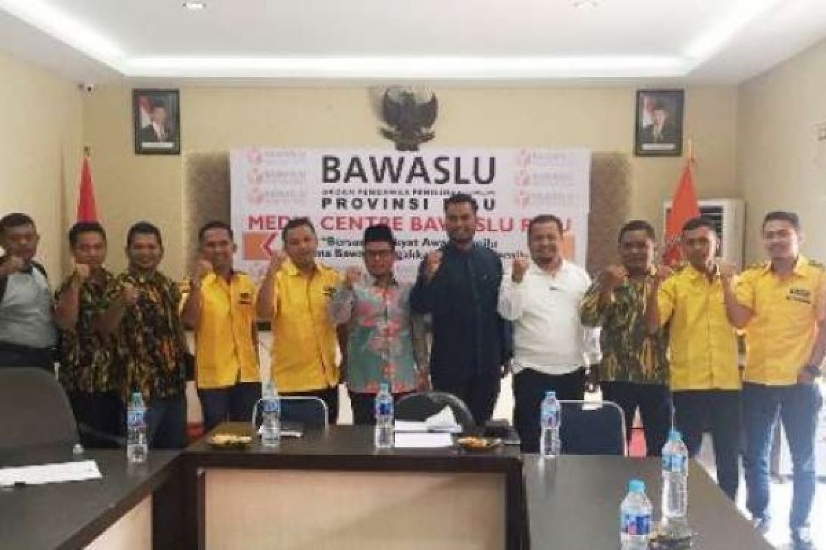 Angkatan Muda Partai Golkar Riau Sambangi Kantor Bawaslu 