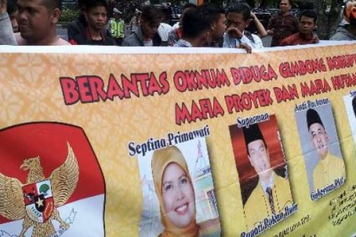 Demo di DPRD Riau, ForPemanas Tuding Pejabat Riau "Bermain" Anggaran 