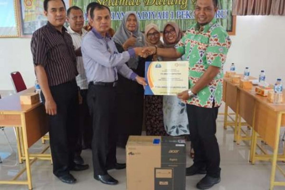 Dukung Perkembangan Dunia Pendidikan, RAPP Serahkan 5 Unit Komputer Kepada SMK Muhammdiyah 1 PKU