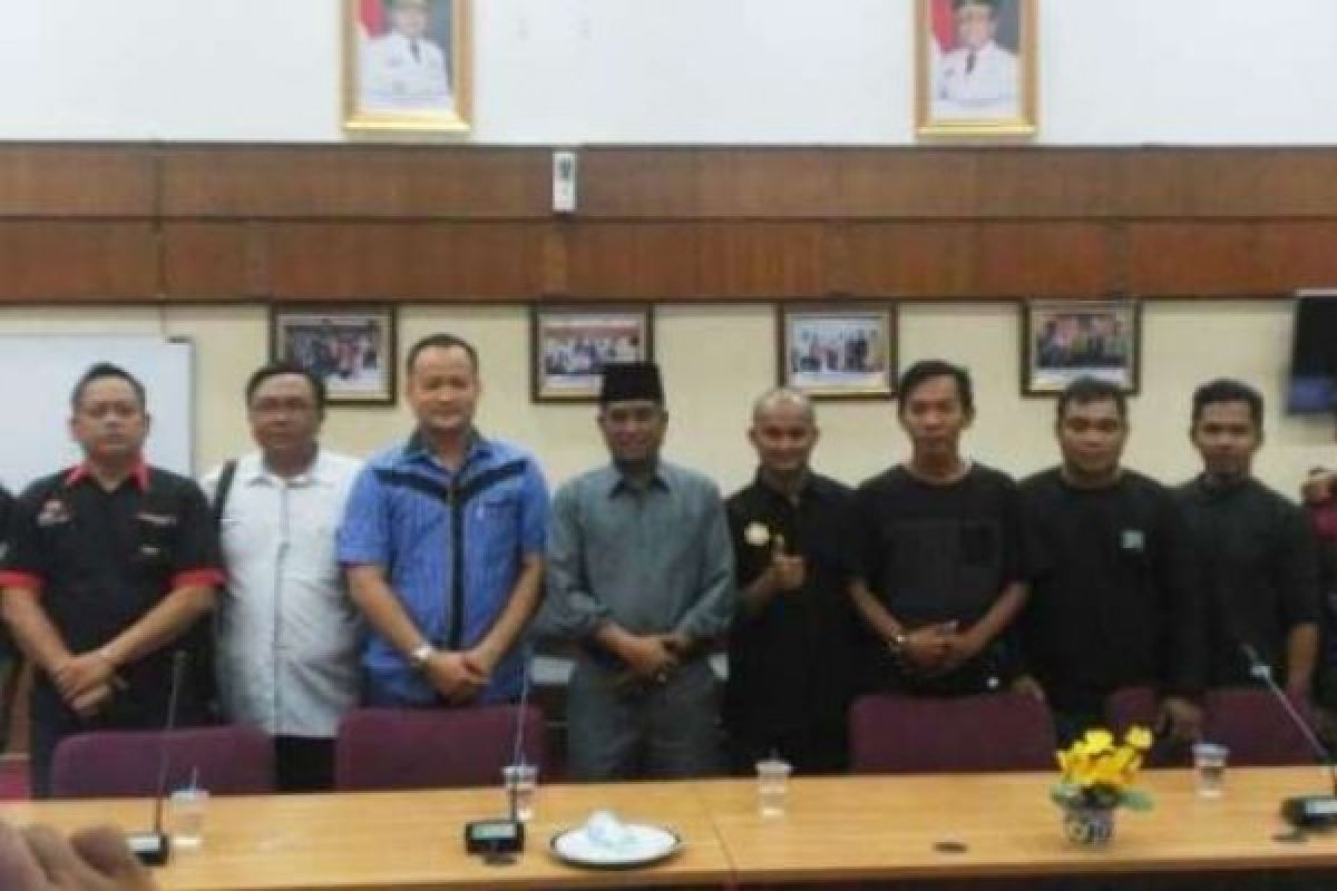 Karyawan Kontrak Danamon Mengadu ke DPRD Riau