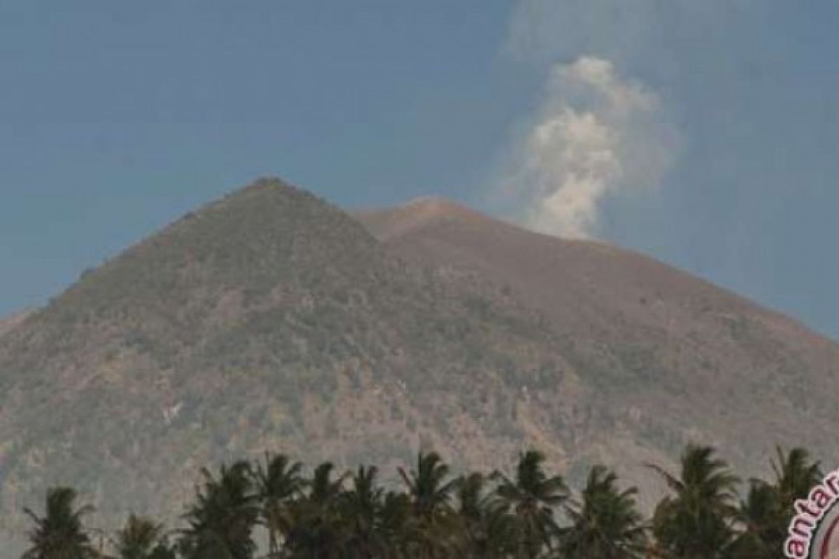 Kawah Gunung Agung Alami Keretakan Akibat Dorongan Magma