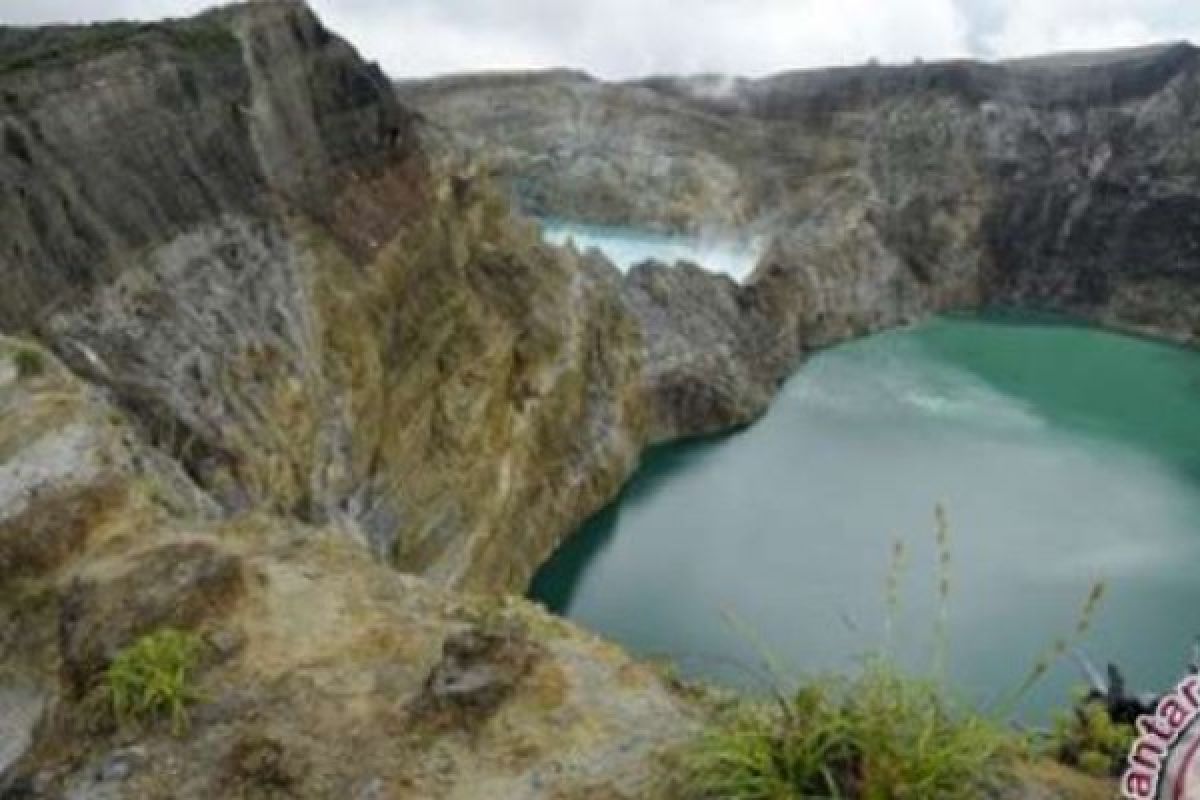 Menikmati Keindahan Matahari Terbit Di Gunung Kelimutu 