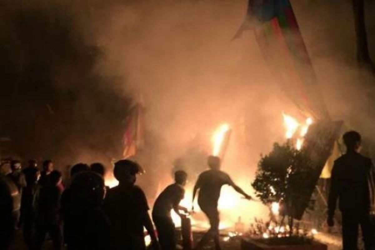 Polisi Masuki Kampus Universitas Riau Saat Api Berkobar