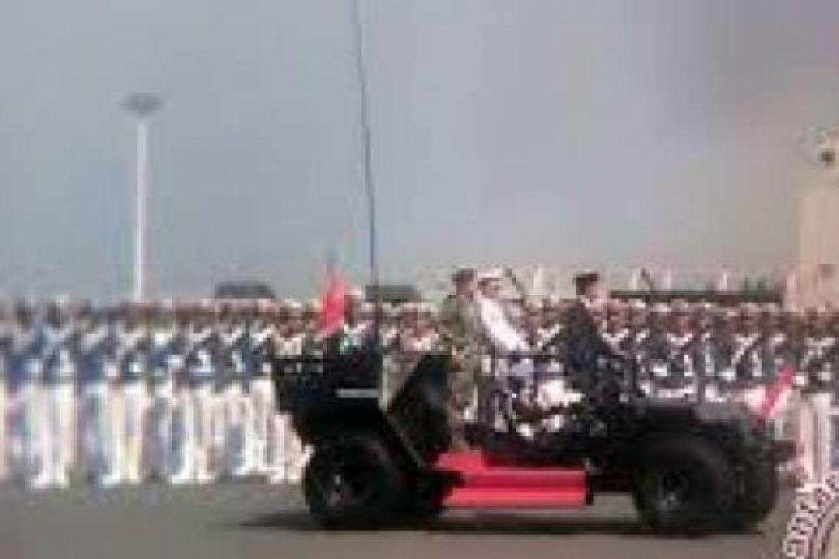 Presiden Berjalan Kaki Hadiri Peringatan HUT TNI