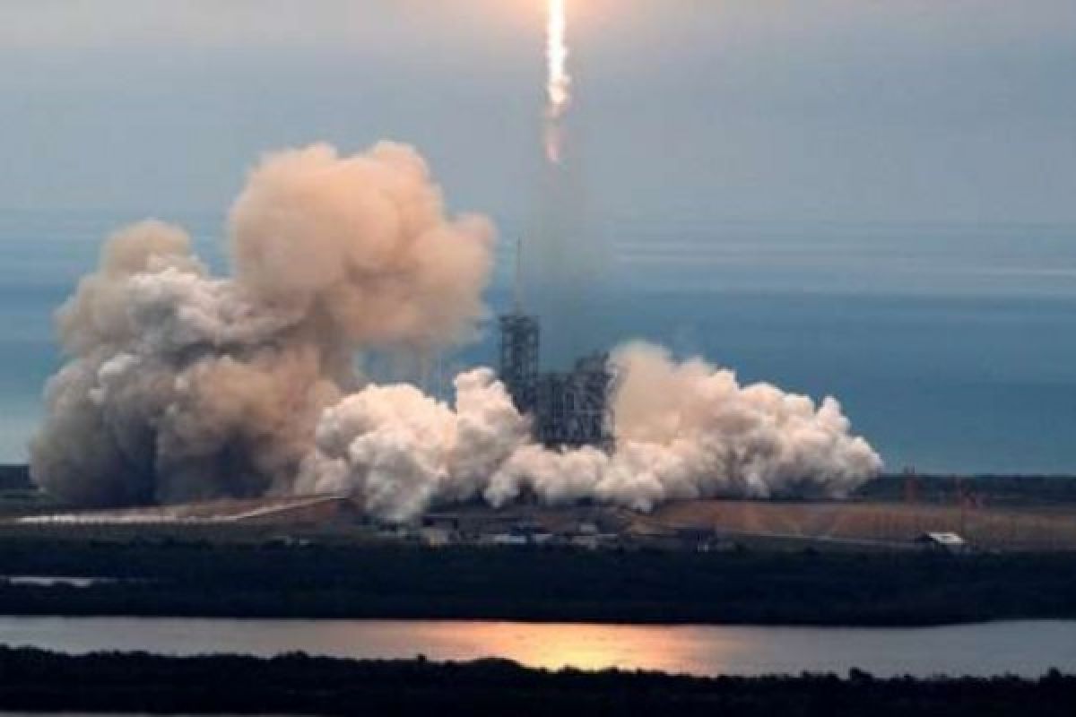 SpaceX Luncurkan Roket Falcon 9 Membawa Satelit Perusahaan Iridium 