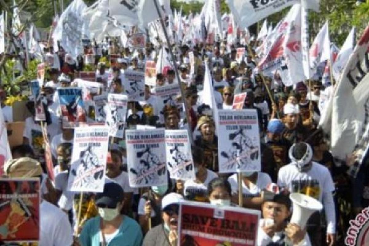 Warga Adat Sanur Gelar Demo Di Depan RS Bali Mandara