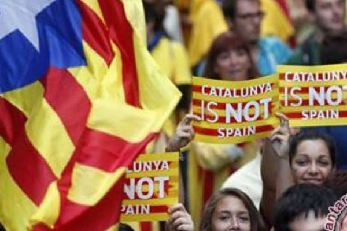 Warga Catalonia Mulai Antri Untuk Berikan Suara